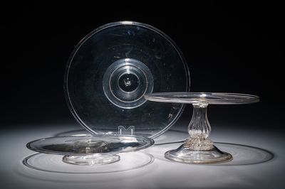 Twee glazen tazza's op lage voet en één hoger model, Engeland, 17/19e eeuw