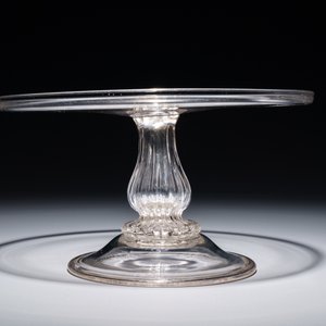 Twee glazen tazza's op lage voet en één hoger model, Engeland, 17/19e eeuw — foto 6