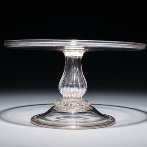 Twee glazen tazza's op lage voet en één hoger model, Engeland, 17/19e eeuw — foto 7
