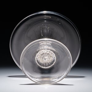 Twee glazen tazza's op lage voet en één hoger model, Engeland, 17/19e eeuw — foto 10