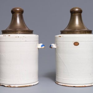 Twee grote blauwwitte Brusselse tabakspotten met koperen deksels, 18e eeuw — foto 3