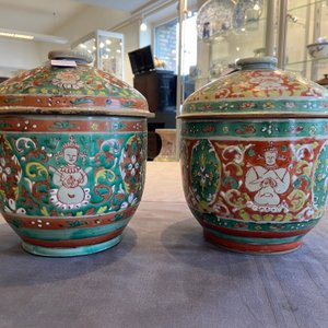 Twee grote Chinese 'Bencharong' dekselkommen voor de Thaise markt, 18/19e eeuw — foto 19