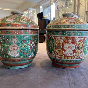Twee grote Chinese 'Bencharong' dekselkommen voor de Thaise markt, 18/19e eeuw — foto 20