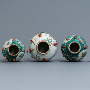 Twee grote Chinese blauw-witte en drie famille rose theepotten, 19/20e eeuw — foto 12