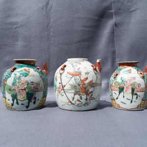 Twee grote Chinese blauw-witte en drie famille rose theepotten, 19/20e eeuw — foto 18