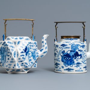 Twee grote Chinese blauw-witte en drie famille rose theepotten, 19/20e eeuw — foto 2