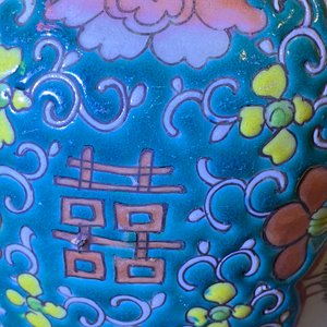 Twee grote Chinese blauw-witte en drie famille rose theepotten, 19/20e eeuw — foto 22
