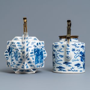 Twee grote Chinese blauw-witte en drie famille rose theepotten, 19/20e eeuw — foto 3
