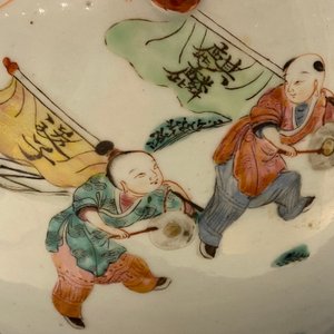 Twee grote Chinese blauw-witte en drie famille rose theepotten, 19/20e eeuw — foto 34