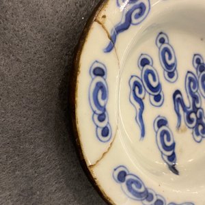 Twee grote Chinese blauw-witte en drie famille rose theepotten, 19/20e eeuw — foto 38