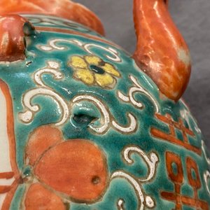 Twee grote Chinese blauw-witte en drie famille rose theepotten, 19/20e eeuw — foto 40
