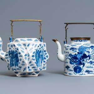 Twee grote Chinese blauw-witte en drie famille rose theepotten, 19/20e eeuw — foto 4