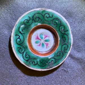 Twee grote Chinese blauw-witte en drie famille rose theepotten, 19/20e eeuw — foto 41