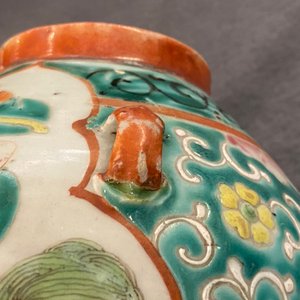 Twee grote Chinese blauw-witte en drie famille rose theepotten, 19/20e eeuw — foto 44