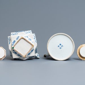 Twee grote Chinese blauw-witte en drie famille rose theepotten, 19/20e eeuw — foto 7