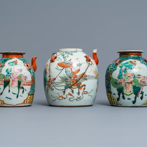 Twee grote Chinese blauw-witte en drie famille rose theepotten, 19/20e eeuw — foto 8
