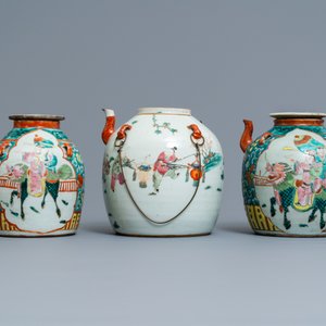 Twee grote Chinese blauw-witte en drie famille rose theepotten, 19/20e eeuw — foto 10