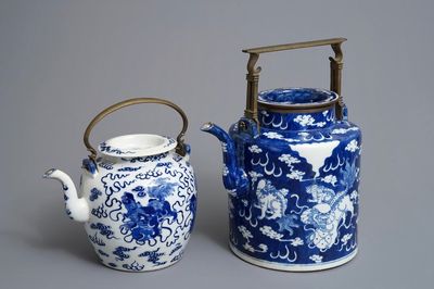 Twee grote Chinese blauwwitte Bencharong-stijl theepotten voor de Thaise markt, 19e eeuw