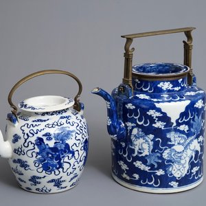 Twee grote Chinese blauwwitte Bencharong-stijl theepotten voor de Thaise markt, 19e eeuw — foto 1