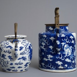 Twee grote Chinese blauwwitte Bencharong-stijl theepotten voor de Thaise markt, 19e eeuw — foto 3