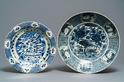 Twee grote Chinese blauwwitte Swatow schotels, Ming