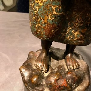 Twee grote Chinese en Japanse bronzen figuren van een onsterfelijke en een Arhat, 18/19e eeuw — foto 27