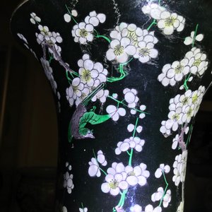 Twee grote Chinese famille noire yenyen vazen, Chenghua en Kangxi merk, 19/20e eeuw — foto 14