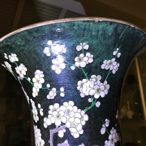 Twee grote Chinese famille noire yenyen vazen, Chenghua en Kangxi merk, 19/20e eeuw — foto 17