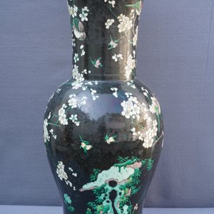 Twee grote Chinese famille noire yenyen vazen, Chenghua en Kangxi merk, 19/20e eeuw — foto 25