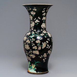 Twee grote Chinese famille noire yenyen vazen, Chenghua en Kangxi merk, 19/20e eeuw — foto 5