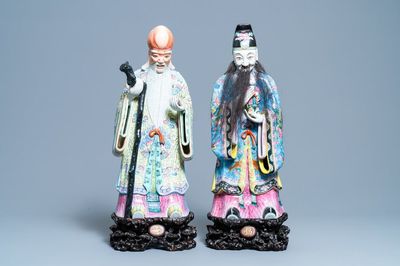 Twee grote Chinese famille rose figuren van sterrengoden, 19e eeuw
