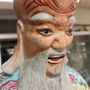 Twee grote Chinese famille rose figuren van sterrengoden, 19e eeuw — foto 27