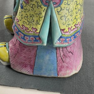 Twee grote Chinese famille rose figuren van sterrengoden, 19e eeuw — foto 37