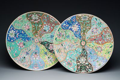 Twee grote Chinese famille rose schotels, één met Qianlong merk, 19e eeuw