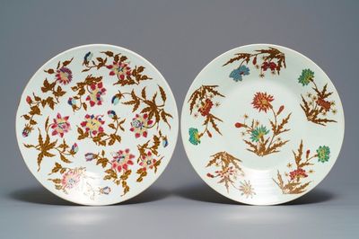 Twee grote Chinese famille rose schotels met floraal decor, 19e eeuw
