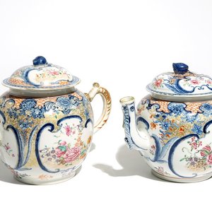 Twee grote Chinese famille rose theepotten met deksels, Qianlong — foto 1