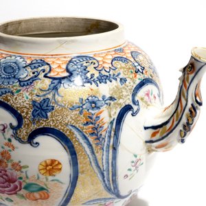 Twee grote Chinese famille rose theepotten met deksels, Qianlong — foto 8