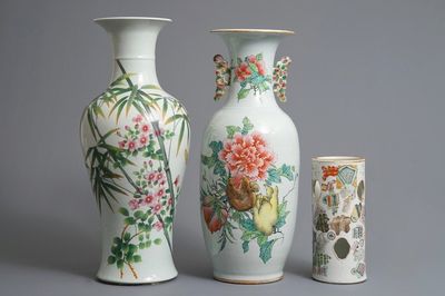 Twee grote Chinese famille rose vazen en een qianjiang cai hoedensteun, 19/20e eeuw
