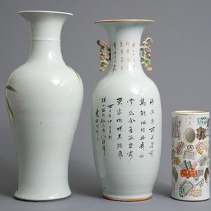 Twee grote Chinese famille rose vazen en een qianjiang cai hoedensteun, 19/20e eeuw — foto 3