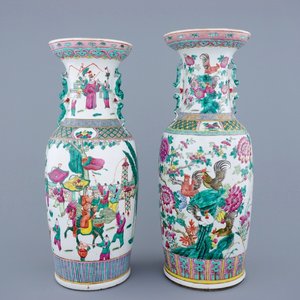 Twee grote Chinese famille rose vazen met hanen en een personagedecor, 19e eeuw — foto 1