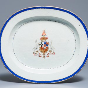 Twee grote Chinese famille rose wapenschotels, Qianlong — foto 2