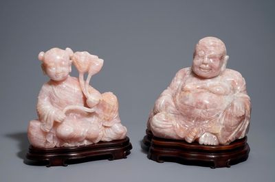 Twee grote Chinese figuren in roze kwarts op houten sokkels, 20e eeuw