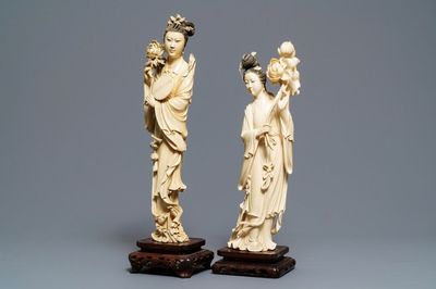 Twee grote Chinese ivoren figuren van dames met bloemen, 19e eeuw