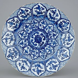Twee grote Chinese schotels in blauw-wit en famille rose, Kangxi en later — foto 2