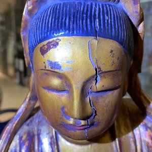 Twee grote Chinese vergulde en gelakte houten figuren van Guanyin, 18/19e eeuw — foto 32