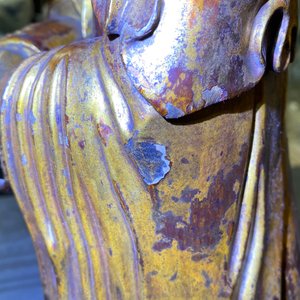 Twee grote Chinese vergulde en gelakte houten figuren van Guanyin, 18/19e eeuw — foto 38
