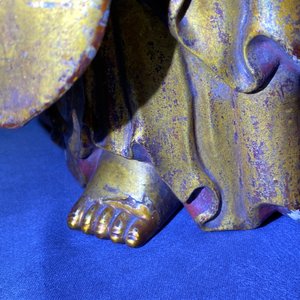 Twee grote Chinese vergulde en gelakte houten figuren van Guanyin, 18/19e eeuw — foto 40