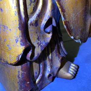 Twee grote Chinese vergulde en gelakte houten figuren van Guanyin, 18/19e eeuw — foto 46