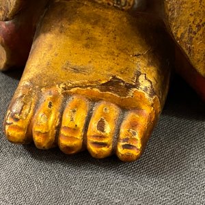 Twee grote Chinese vergulde en gelakte houten figuren van Guanyin, 18/19e eeuw — foto 47