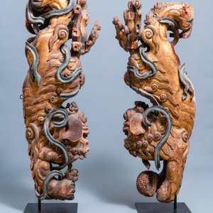 Twee grote Chinese vergulde en gepolychromeerde houten zuilfragmenten, 18/19e eeuw — foto 3